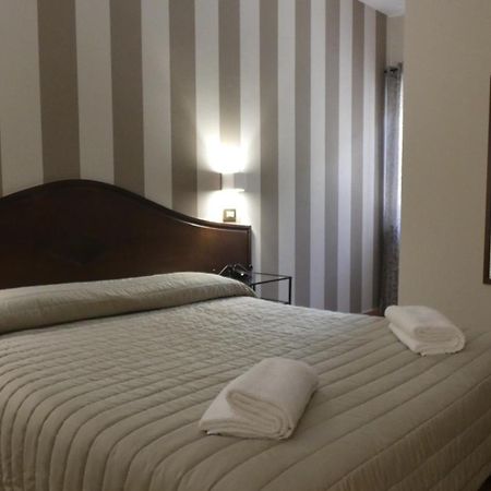 Hotel Piscina La Suite Prossedi 外观 照片