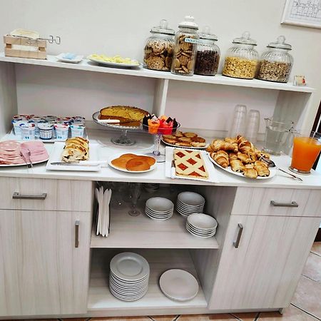 Hotel Piscina La Suite Prossedi 外观 照片