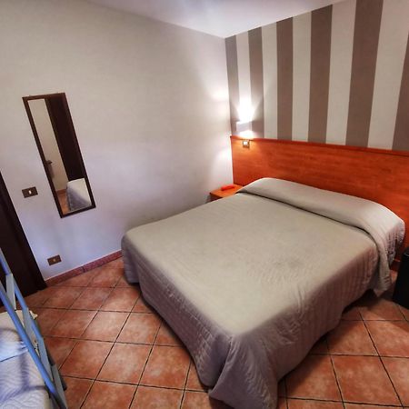 Hotel Piscina La Suite Prossedi 外观 照片