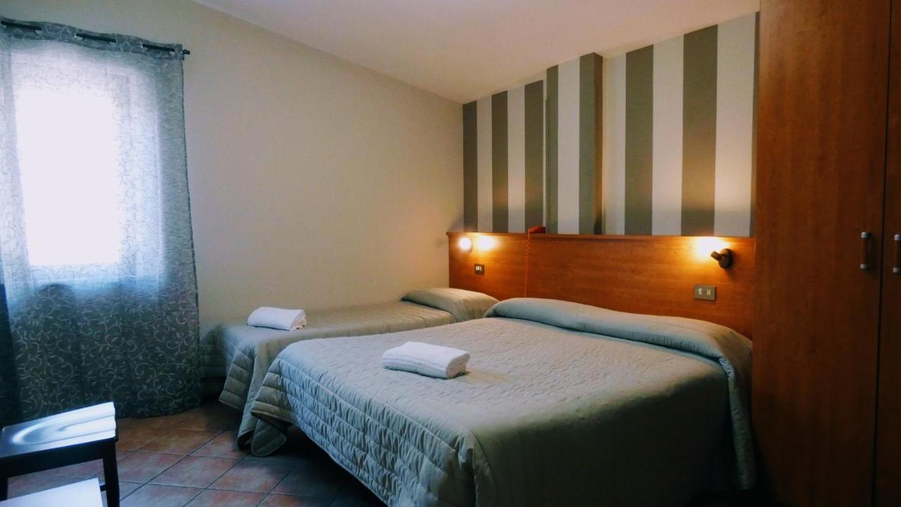 Hotel Piscina La Suite Prossedi 外观 照片
