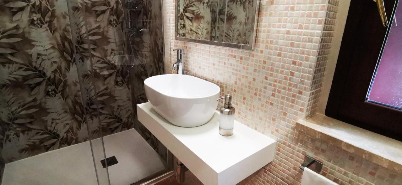 Hotel Piscina La Suite Prossedi 外观 照片