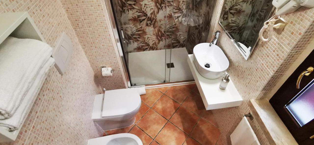 Hotel Piscina La Suite Prossedi 外观 照片