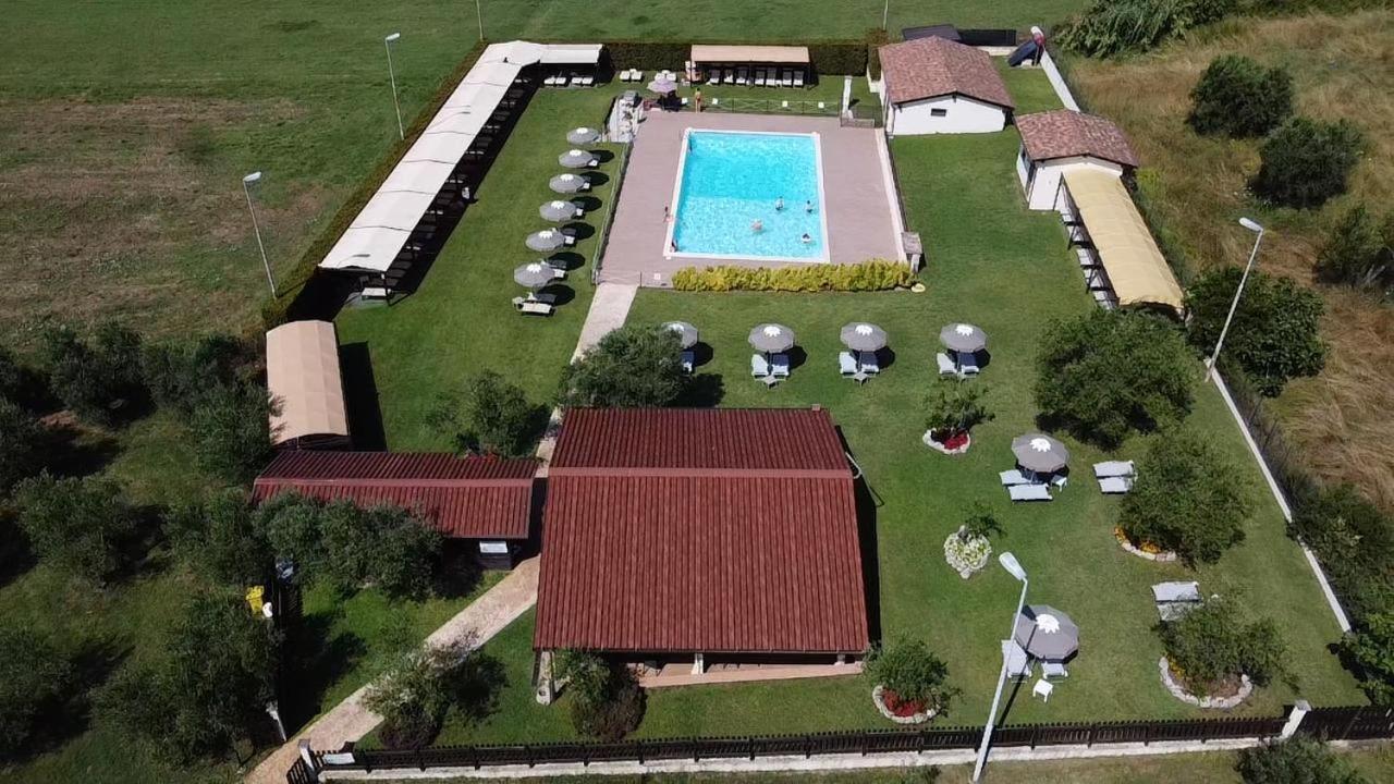 Hotel Piscina La Suite Prossedi 外观 照片