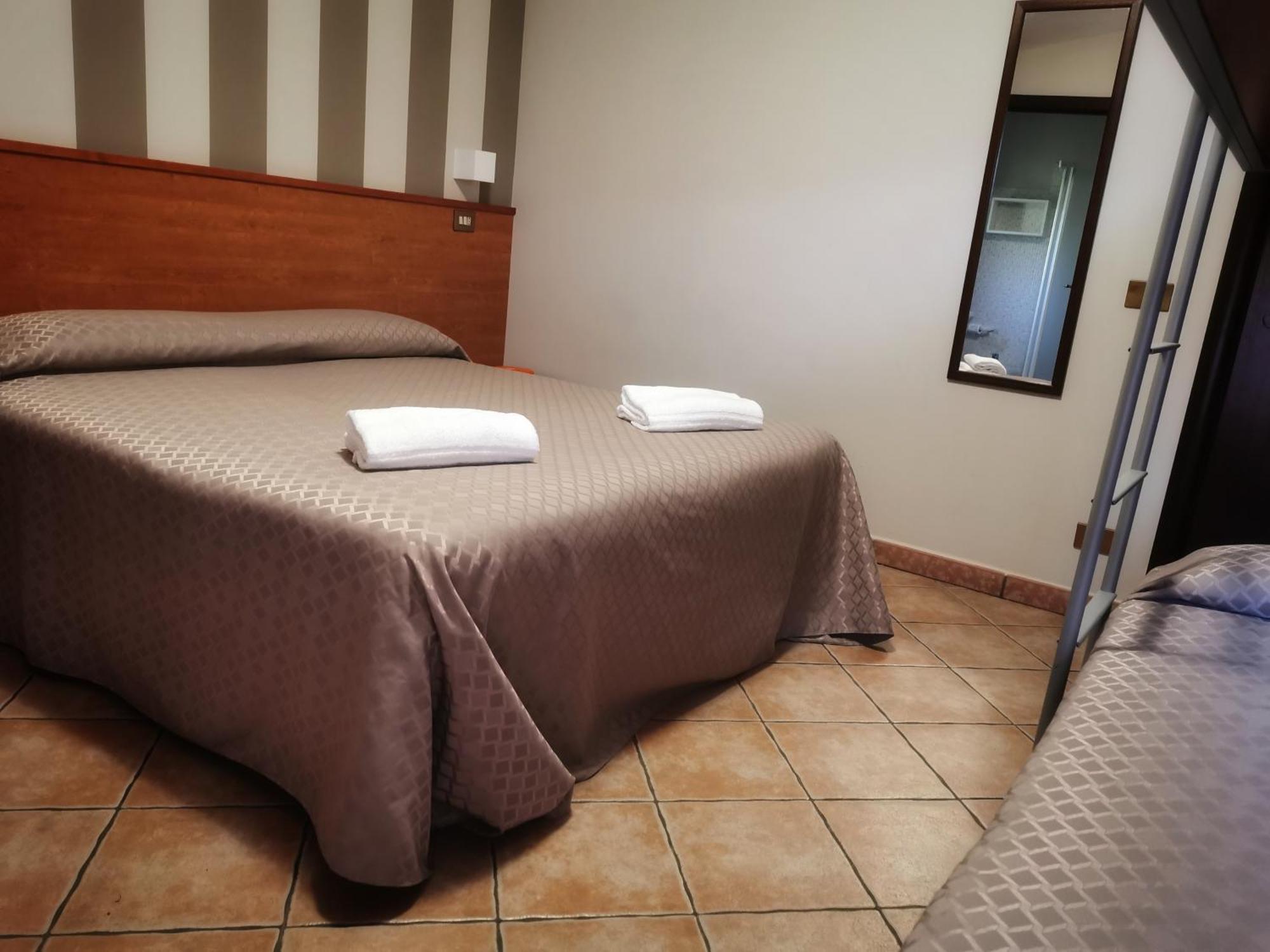 Hotel Piscina La Suite Prossedi 外观 照片