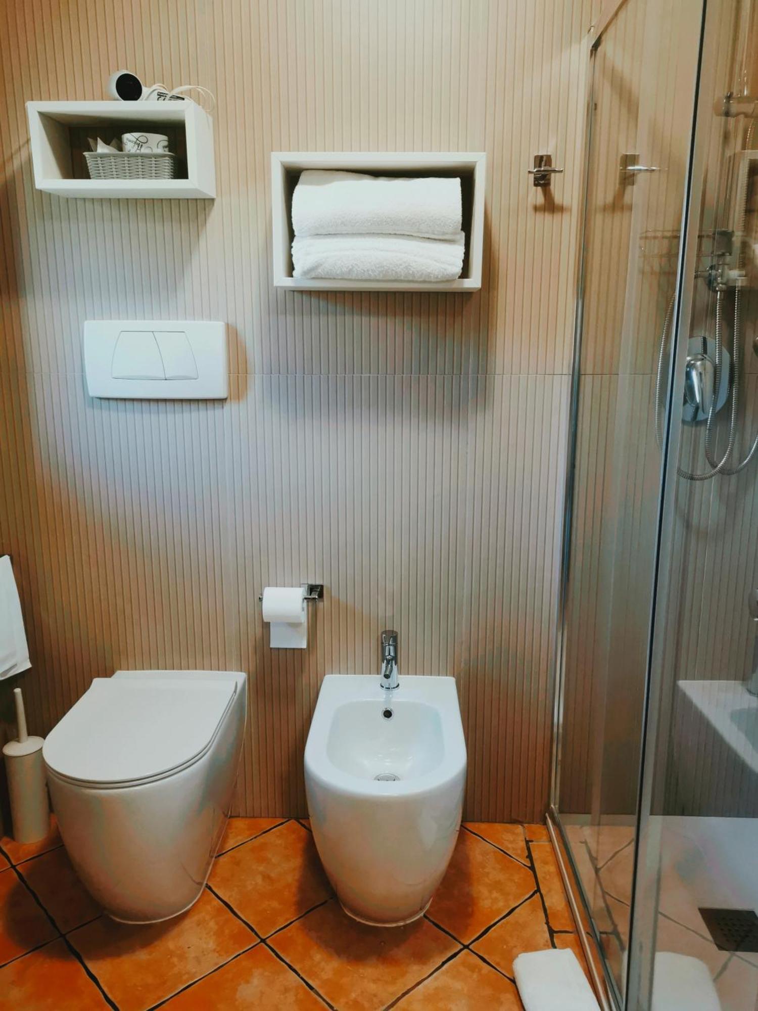 Hotel Piscina La Suite Prossedi 外观 照片