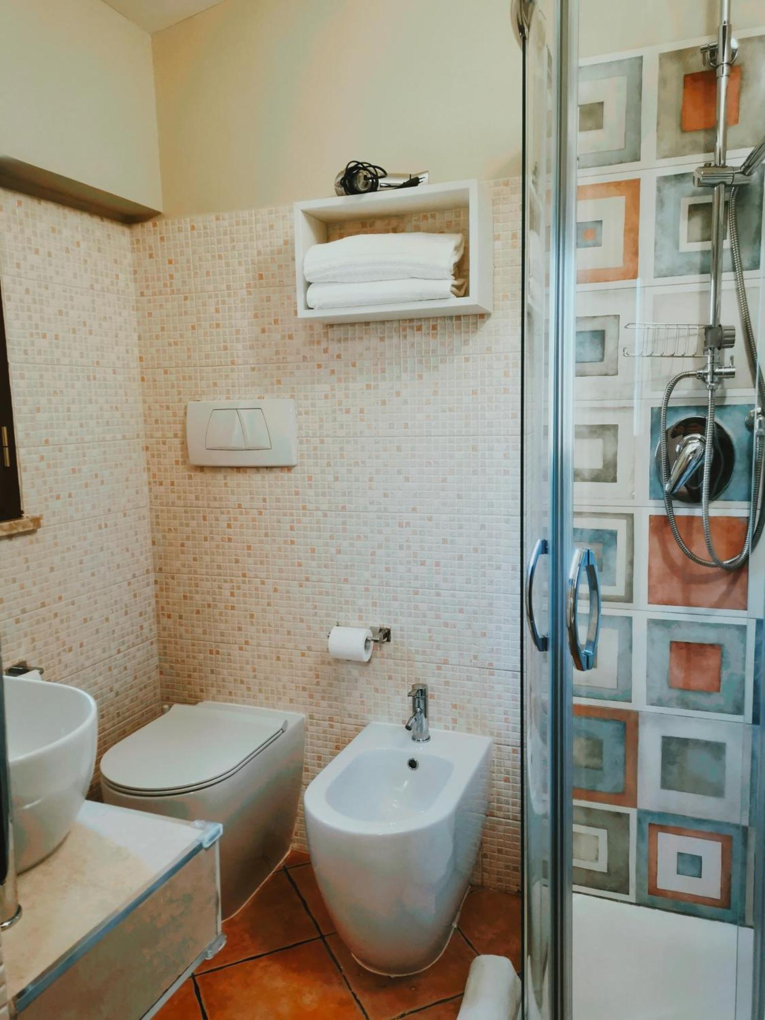 Hotel Piscina La Suite Prossedi 外观 照片
