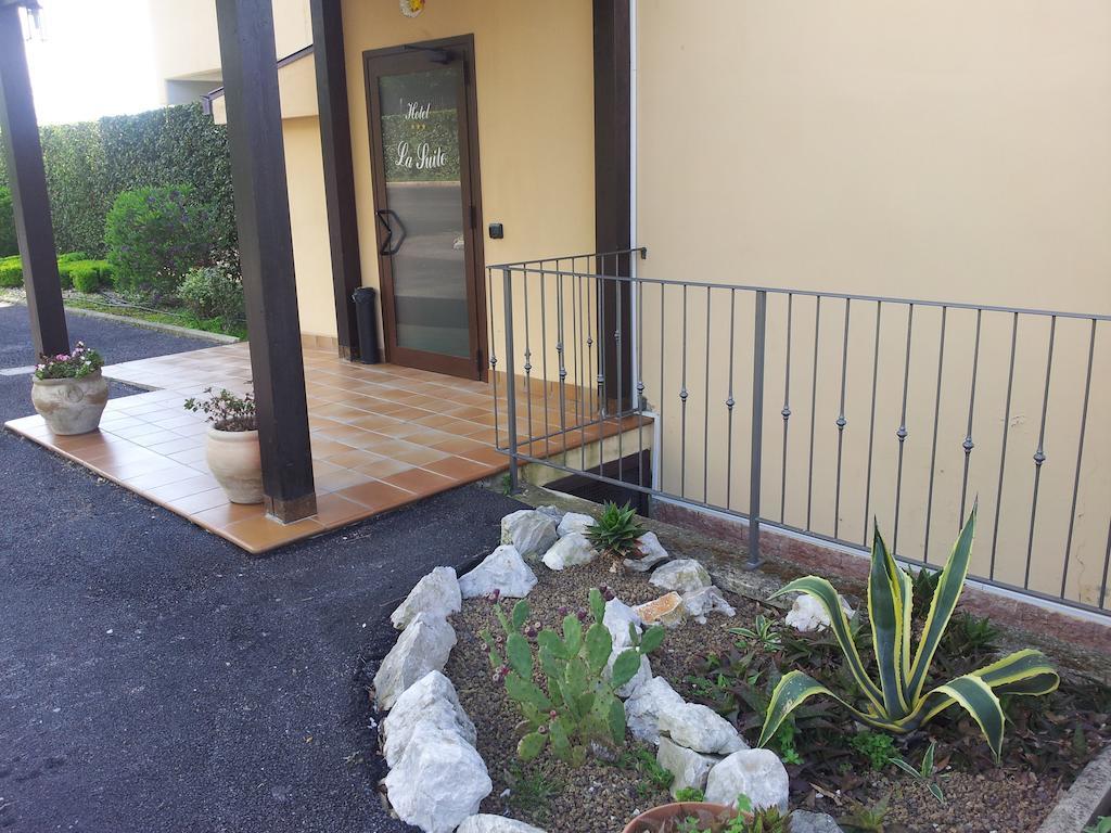 Hotel Piscina La Suite Prossedi 外观 照片